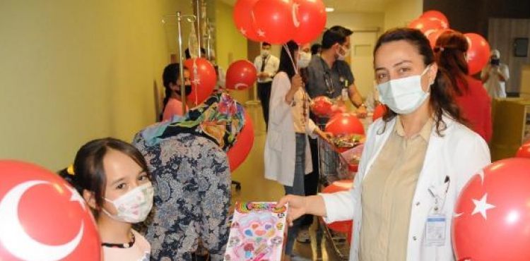 Hastanede tedavi gören çocuklara '23 Nisan' morali