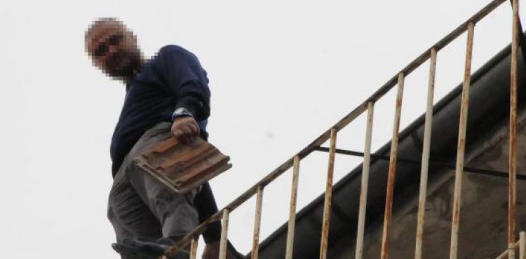 Uyuşturucu şüphelisi polise teslim olmamak için intihara kalkıştı
