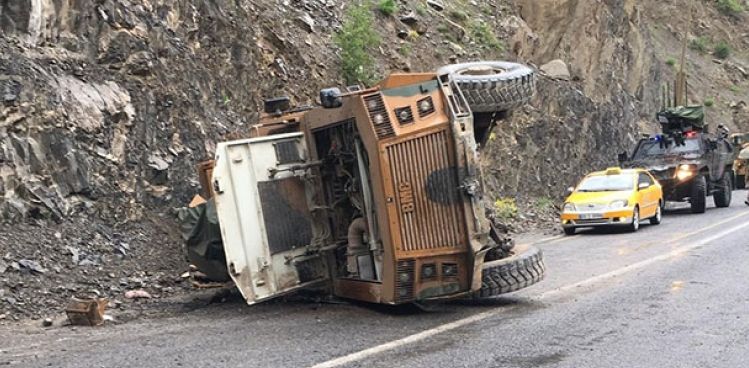 Hakkari- Van yolunda askeri ara devrildi: 3 asker yaral