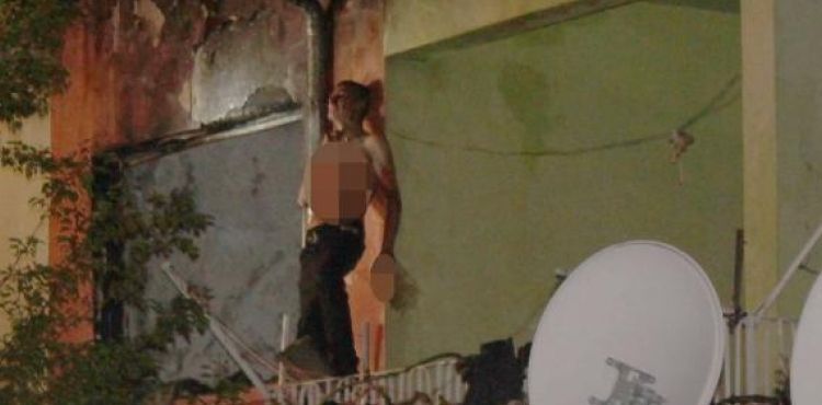 Evini ateşe verip, kendini cam parçaları ile yaraladı