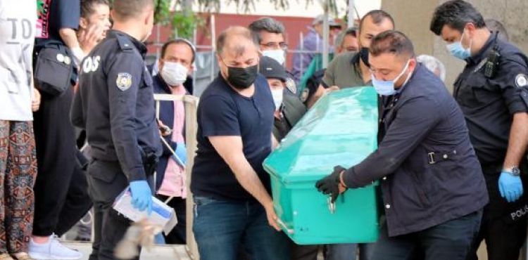 Baba evinde fenalaşan 2 çocuk annesi kadın öldü