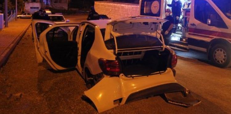 'Dur' ihtarına uymayan otomobilin sürücüsü kaldırıma çarptı