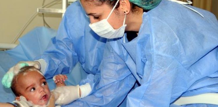 Çocuk hastalara 'anne şefkati' ile bakıyorlar