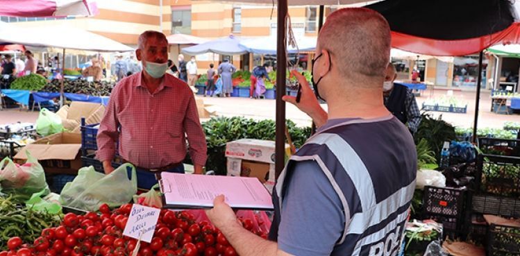 Diliyle parmaklarını ıslatarak poşetleri açan pazarcıya ceza