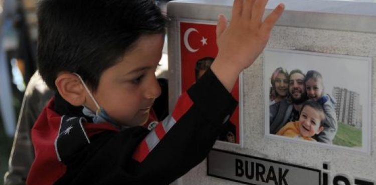 Kayseri'de şehitlikte hüzünlü bayramlaşma