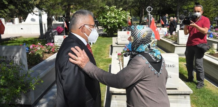 BAŞKAN BÜYÜKKILIÇ, ARİFE GÜNÜNDE ŞEHİTLİKLERİ ZİYARET ETTİ