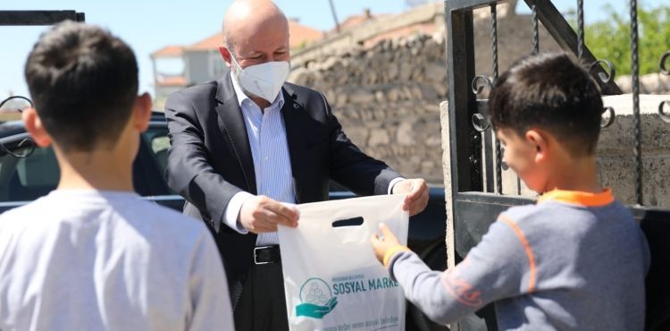 BAŞKAN ÇOLAKBAYRAKDAR’DAN ÇOCUKLARI MUTLU EDEN BAYRAM HEDİYESİ