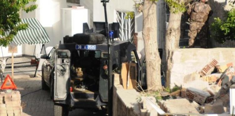 Pencereden tüfekle rastgele ateş açtı: 1 yaralı (2)