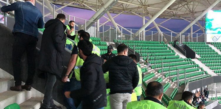 Sakaryaspor - Van Spor ma taraftarlar tribne girince 15 dakika ge balad