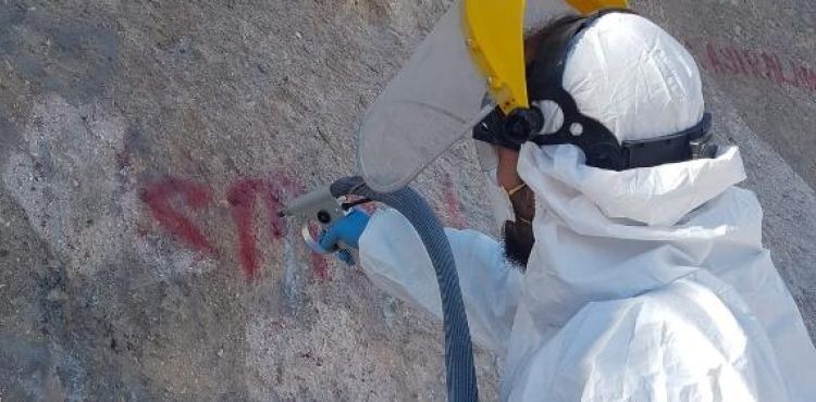 Sprey boyayla tahrip edilen peribacalarına 'mikro kumlama' tekniği