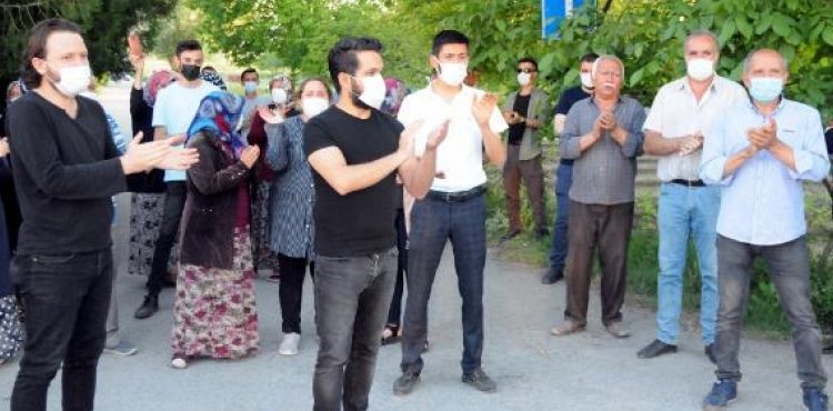 Kendilerini rahatsız ettiğini ileri sürdükleri komşularının evden çıkarılması için eylem yaptılar