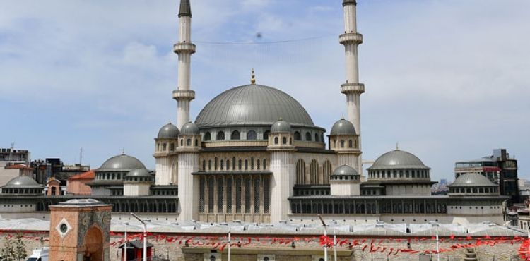 Taksim Camii yarn ibadete alyor