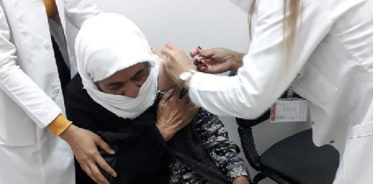 Mahalle mahalle gezip, aşı karşıtlarını ikna ediyorlar