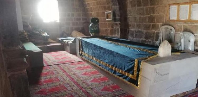 Türbe girişinde define kazısına tepki