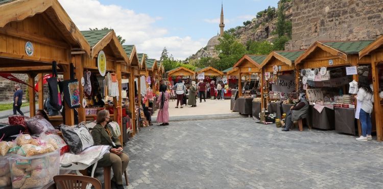 TALAS’TA ‘MAHARETLİ ELLER KADIN ÜRETİCİ PAZARI’ YENİDEN BAŞLADI