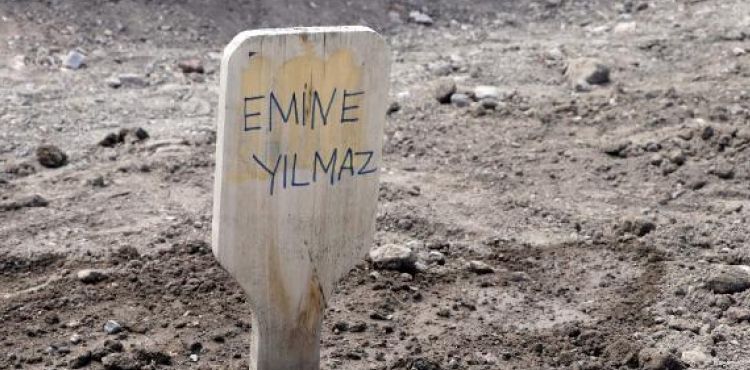 Kaldırımda kızıyla yürürken kamyonetin çarptığı anne öldü