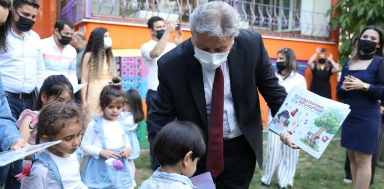 BAŞKAN PALANCIOĞLU MİNİK ÖĞRENCİLERİN SERGİSİNİ GEZDİ