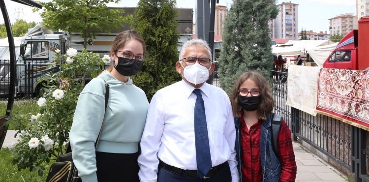 BÜYÜKKILIÇ, SEZAİ KARAKOÇ KÜTÜPHANESİ’NDE GENÇLERLE BULUŞTU