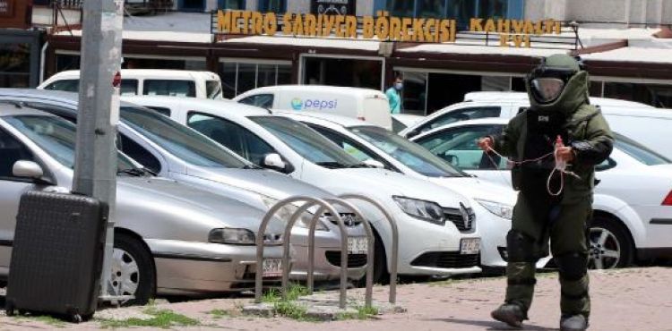 Yol kenarında fünyeyle patlatılan bavuldan kitaplar çıktı