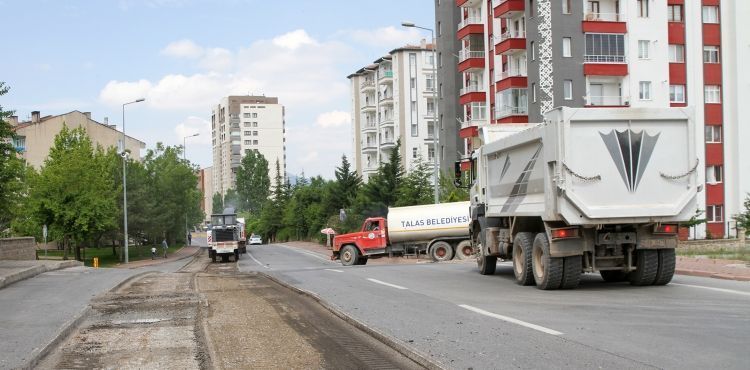 TALAS ÇİMENLİ CADDESİ’NDE YENİLEME ÇALIŞMASI
