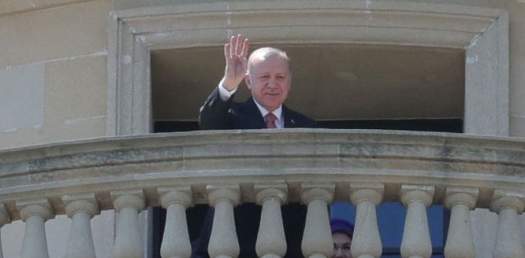 Cumhurbaşkanı Erdoğan Bakü’de Türk vatandaşlarını selamladı