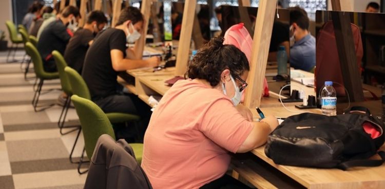 ÖĞRENCİLER SINAVA TALAS’IN KÜTÜPHANELERİNDE HAZIRLANIYOR