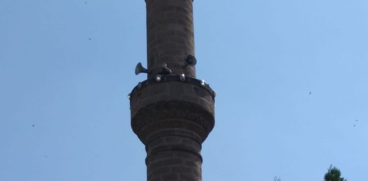 CAMİ MİNARESİNDE MAHSUR KALAN ADAMI, BÜYÜKŞEHİR İTFAİYESİ KURTARDI