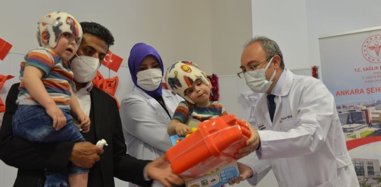 İngiltere'de operasyonla ayrılan siyam ikizleri 3 yaşında
