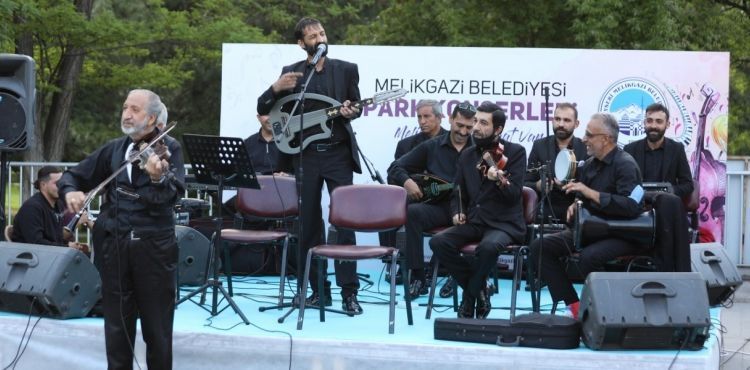 MELİKGAZİ’DEN YAZ AKŞAMLARINA YÖNELİK PARKLARDA AÇIK HAVA KONSERİ