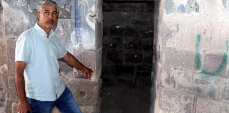 Kayseri’de defineciler, tarihi kiliseyi kazarak tahrip etti