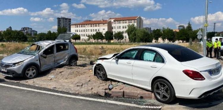 Kayseri'de iki otomobil çarpıştı: 8 yaralı
