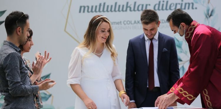 KOCASİNAN’DA BİR GÜNDE 27 ÇİFT, MUTLU YUVALARIN TEMELİNİ ATTI