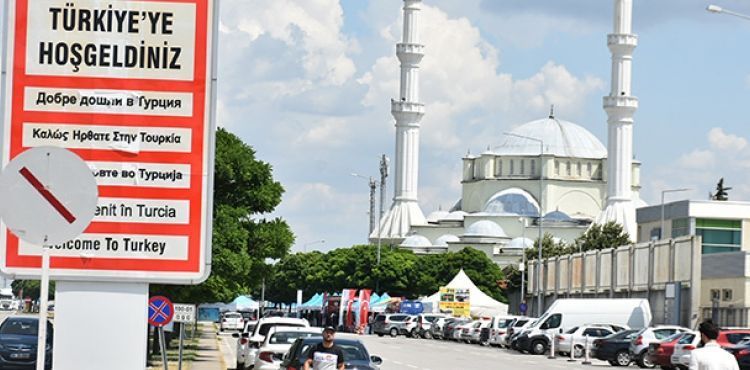 Kapıkule'den 400 bin gurbetçi ana vatana geldi
