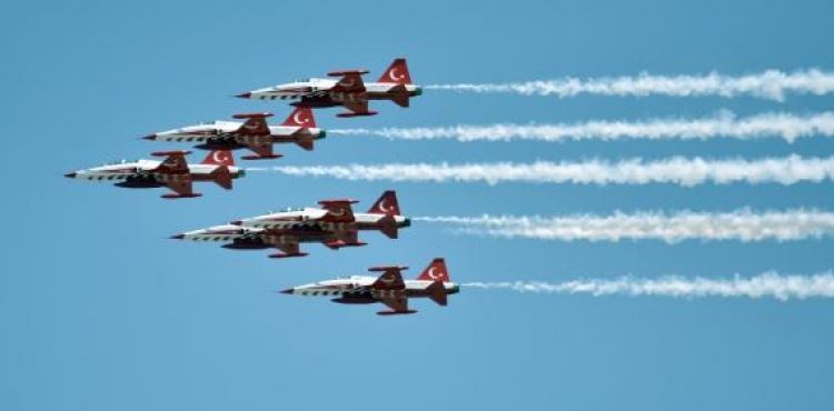 Türk Yıldızları'ndan Kayseri semalarında gösteri uçuşu
