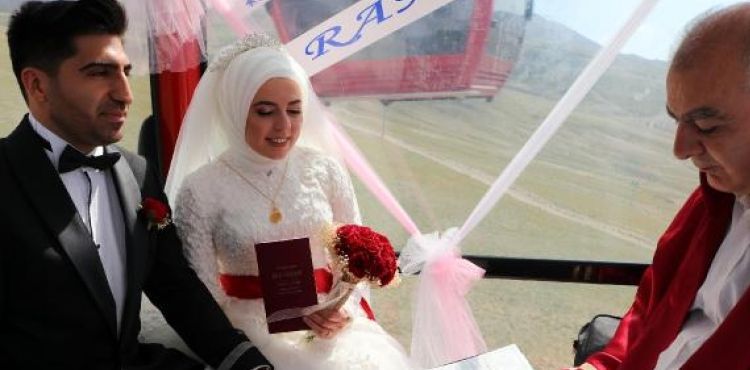 Kayseri'de genç çift teleferikte evlendi