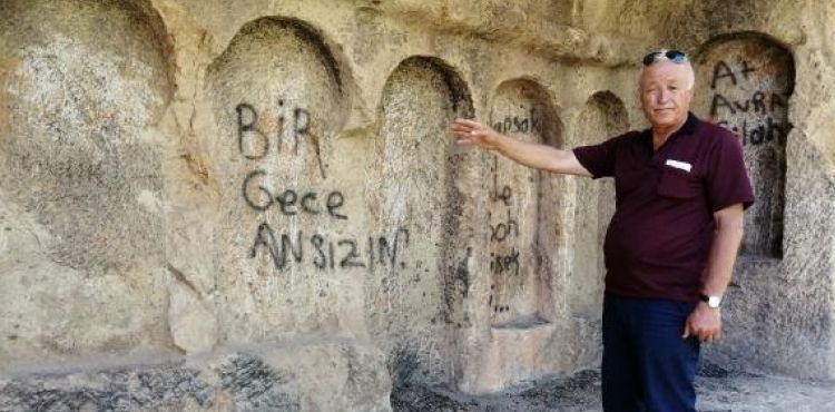 Bizans dönemine ait manastır sprey boya ile tahrip edildi