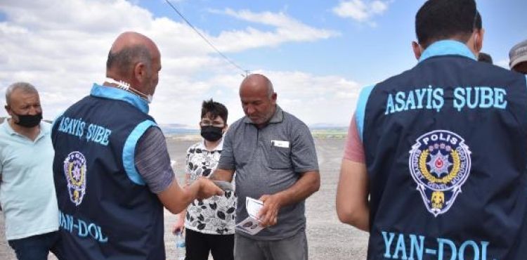 Polis çadırları gezip, kurban satıcılarına sahte para uyarısı yaptı