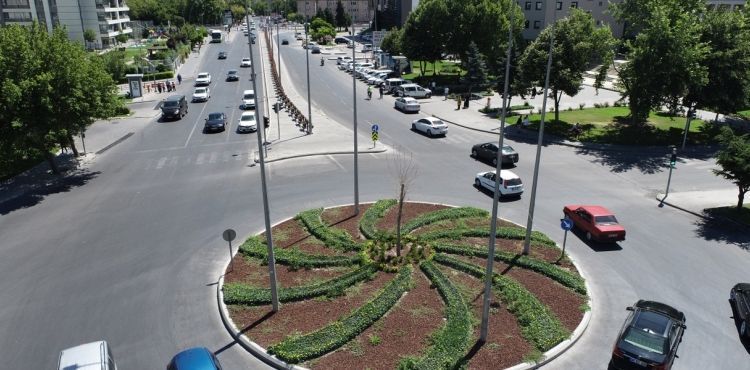 MELİKGAZİ’NİN KAVŞAKLARI YEŞİLLENDİ