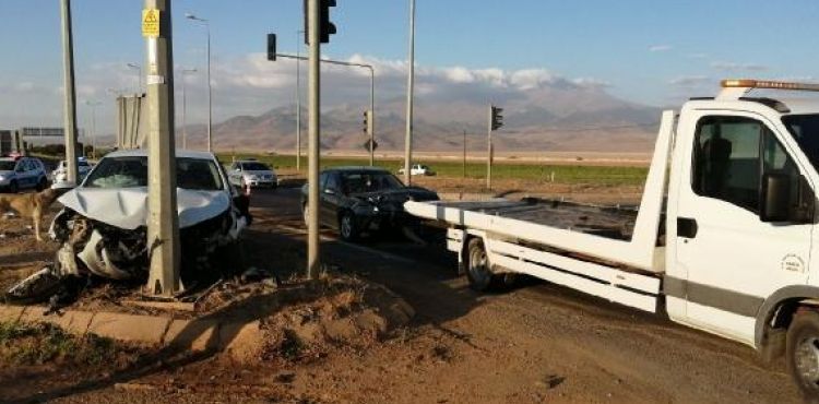 Kayseri'de iki otomobilin çarpıştığı kaza kamerada: 7 yaralı