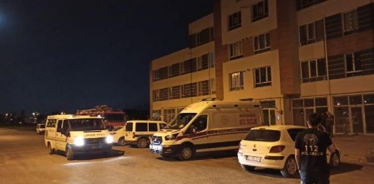 Arkadaşının evine havalandırma boşluğundan girmek istedi, sıkıştığı yerde öldü