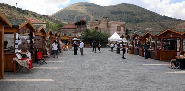 MAHARETLİ ELLER BU PAZAR GÖRÜCÜDE
