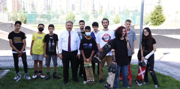 BAŞKAN PALANCIOĞLU’NDAN KAYKAYCI GENÇLERE KAYKAY PARKURU YENİLEME SÖZÜ