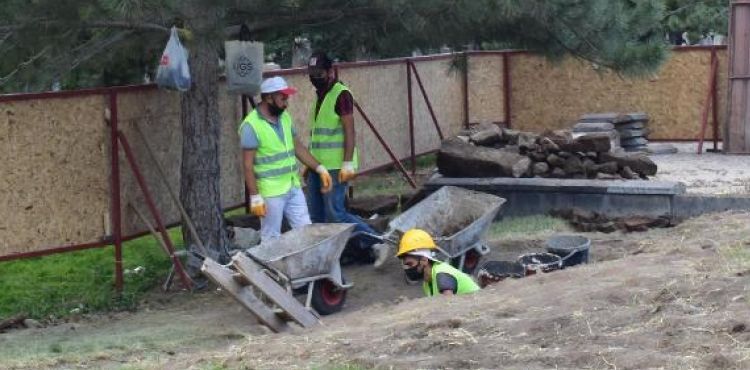 8 asırlık mezarlıkta, Selçuklu dönemine ait kümbet bulundu