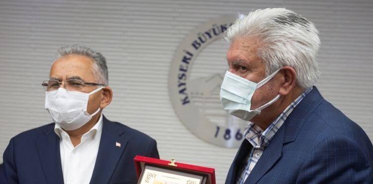 “AHİ BABASI” BAŞKANA TEŞEKKÜR PLAKETİ
