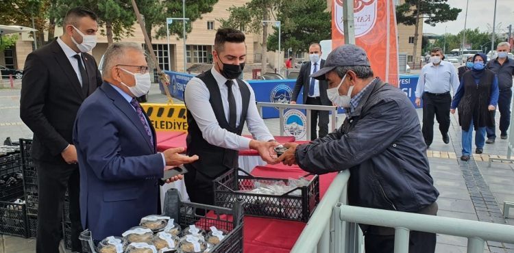 BAŞKAN BÜYÜKKILIÇ, VATANDAŞLARA AŞURE DAĞITTI