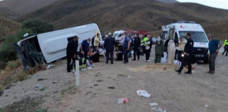 Kayseri'de Kuran kursu öğrencilerinin taşındığı midibüs şarampole devrildi: 7'si ağır 29 yaralı