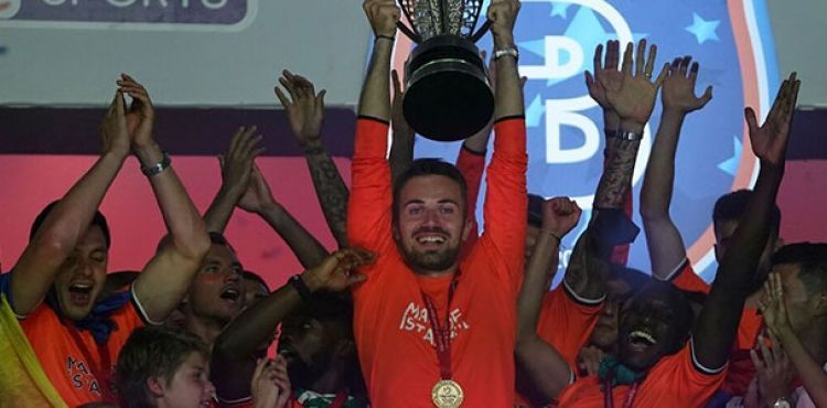 Başakşehir, Mert Günok'un takımdan ayrıldığını açıkladı