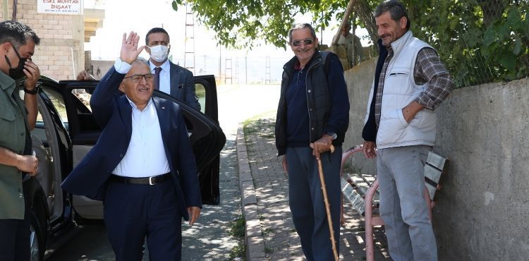 BAŞKAN BÜYÜKKILIÇ, VATANDAŞ İLE KUCAKLAŞTI