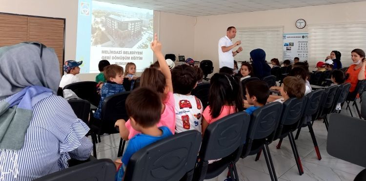 MELİKGAZİ’DEN ÖĞRENCİLERE GERİ DÖNÜŞÜM EĞİTİMİ