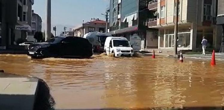 DÜZCE'DE BORU PATLADI, CADDE VE SOKAKLAR SUYLA DOLDU